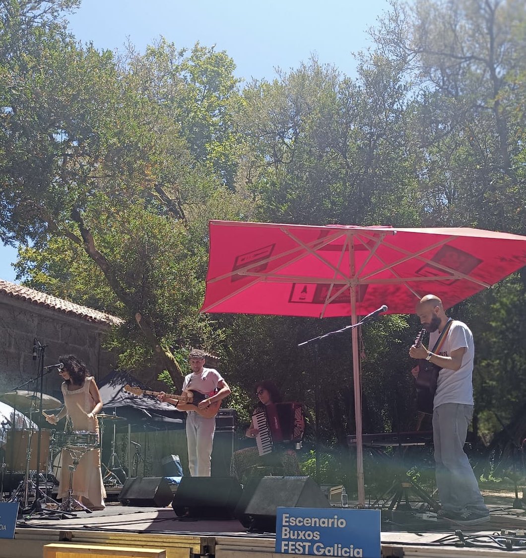 Unha semana de virus e cortes aínda fixo máis especial poder tocar no mellor festival do mundo, na máxica illa de San Simón. Moitas grazas a <a href="/Sinsalaudio/">Festival Sinsal</a> por tratarnos tan ben sempre, ao gran Marco Maril por tocar connosco dúas cancións, e ás que quedastes a vernos🖤
📸Laura C.