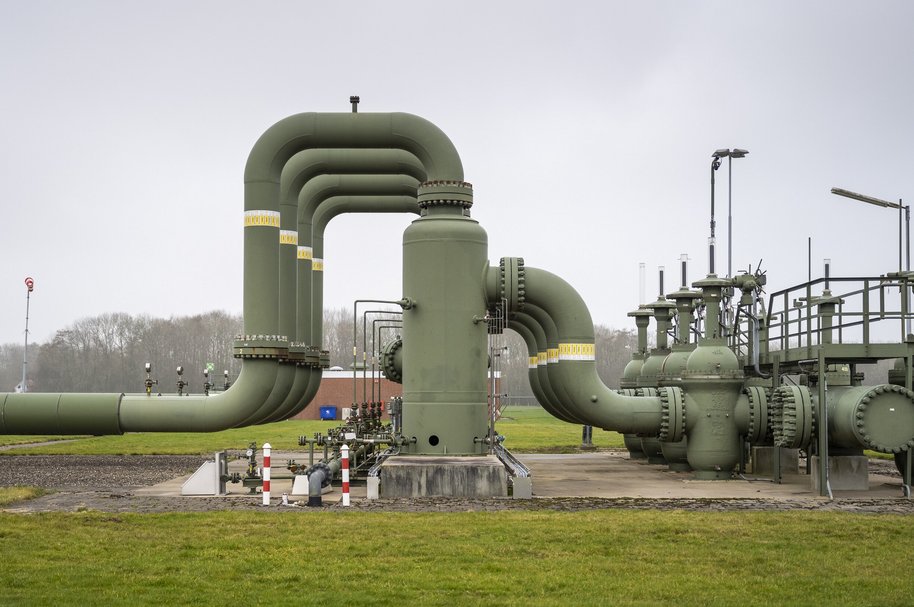 Niet alle gasputten in Groningen zijn dichtgegooid.

Van de 337 gasputten waren per 1 januari 2024 slechts 54 putten volledig volgestort met cement.

143 putten waren afgesloten met een metalen plug, en bij 140 putten was alleen de klep dichtgedraaid.

Ursula de 'dealmaker' kan