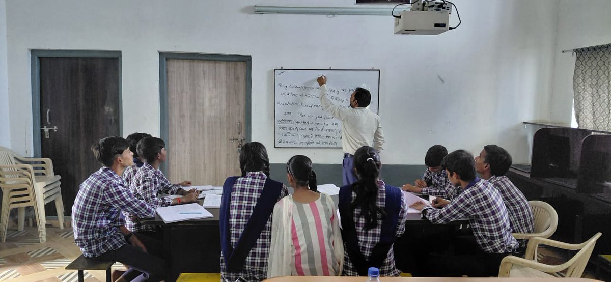 GurgiaC's tweet image. 💻📘 Empowering young minds with computer education at LBJP School!
From theory to hands-on practice, our students are learning with focus and understanding — building skills for a brighter digital future. 🌐📚✨
#LBJPSchool #DigitalLearning #ComputerEducation  #SmartStudents #GC