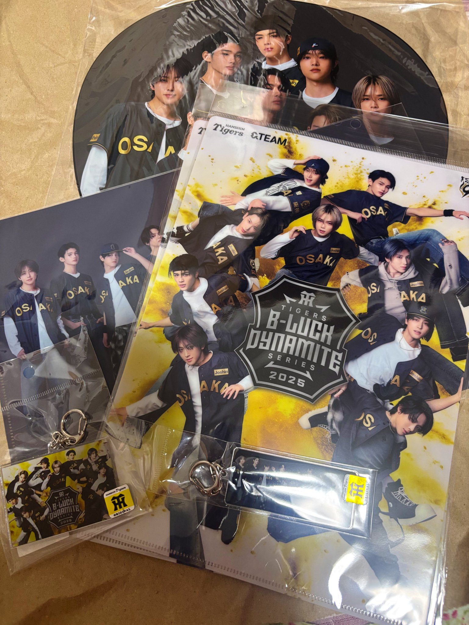 &TEAM✖️阪神タイガース　グッズ　うちわ　アクスタ　セット　新品未開封 &TEAM 阪神タイガースコラボ うちわ 未開封｜Yahoo!フリマ（旧