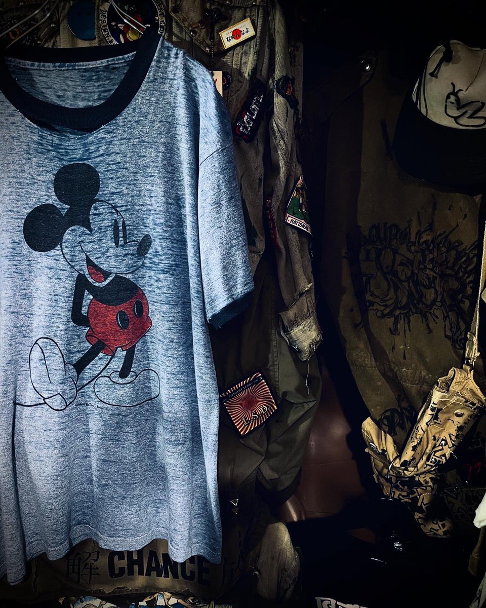 FREEDOMNoGood's tweet photo. #店内スタイリング 
Disneyland.
official.
cotton50%  polyester50%

【 #ネオ大阪帝国 #通天覚醒 #超変 #アラキ 】

いつも通り自分らしく。

SPECIAL.

#デカ履き 

#HighDamageStyle 

👁🧠🧠👁
伝説、続く。
解CHANCE放

【 #theKIDアラキ 】 
【アメ村 #ショウザンビル 】 https://t.co/RZUHgM6SW4