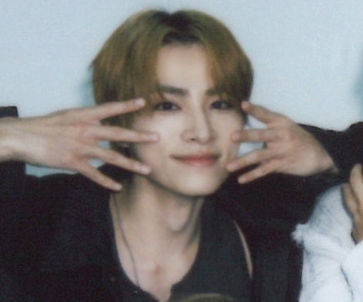 backtoxiaojun's tweet image. xiaojun&apos;s new favorite pose ≽^•⩊•^≼