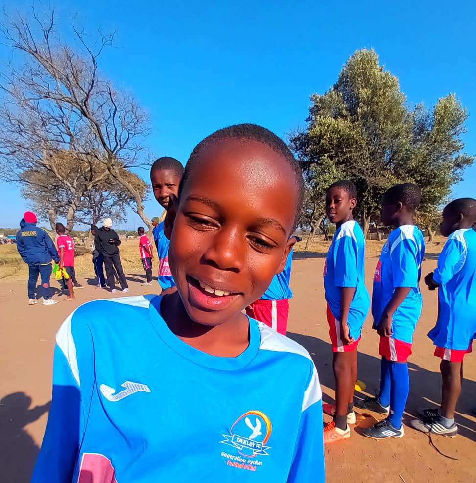 KitAid's tweet image. Some lovely smiles following a kit donation by @yaxleyfc to young players from #Magwegwe in #Bulawayo
#Yaxley