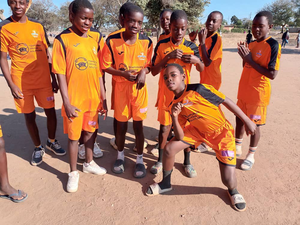 KitAid's tweet image. Some lovely smiles following a kit donation by @yaxleyfc to young players from #Magwegwe in #Bulawayo
#Yaxley