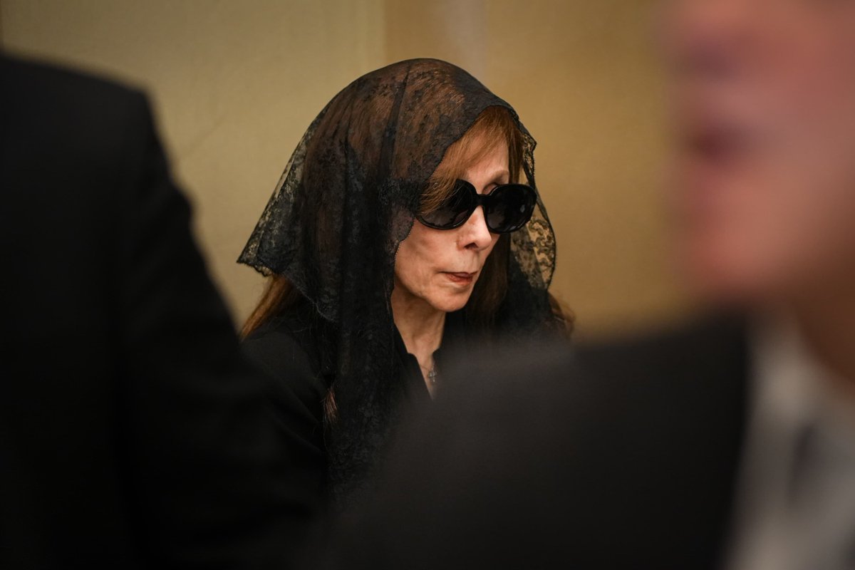 🔴 [#Live] Sitting in the church with her daughter, Fairuz mourned her son's coffin. As she entered the church, she sang "Ana al-Oum al-Hazina" (I am the grieving mother), a religious hymn usually sung at Easter.

📸 Mohammed Yassine/ L'Orient Today