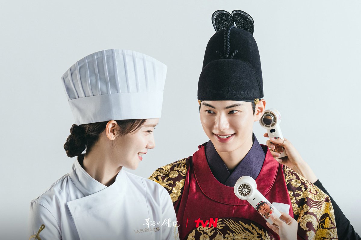 yoona530support's tweet image. The Tyrant and The Chef! 😍

#LimYoonA #YOONA #윤아 #임윤아 #LeeChaeMin #BonAppetitYourMajesty