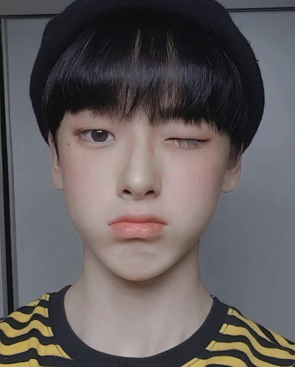 starfess's tweet image. Kok bisa yaa ada orang dari kecil gak ada kumel kumelnya?!?! Dari kecil udah cakep tuh gimana rasanya sihh 🥹 born to be -star emang
Smtr25 Oh Hyunjun 💖
Kecilnya✨ Gedenya✨
