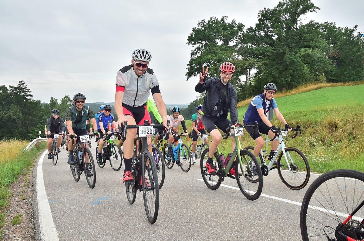 pascom_net's tweet photo. Kein typischer Sonntag - sondern 125km Asphalt, Schweiß und Teampower 🤘.
Mit breitem Grinsen 😀, vollem Tritt und guter Laune durchs Ziel gerollt
#TeamPASCOM freut sich schon auf den nächsten Ride 🚴
#arberradmarathon #marathon #bike #cloudtelefonanlage #weupgradebcoms https://t.co/sLXsBrsH88