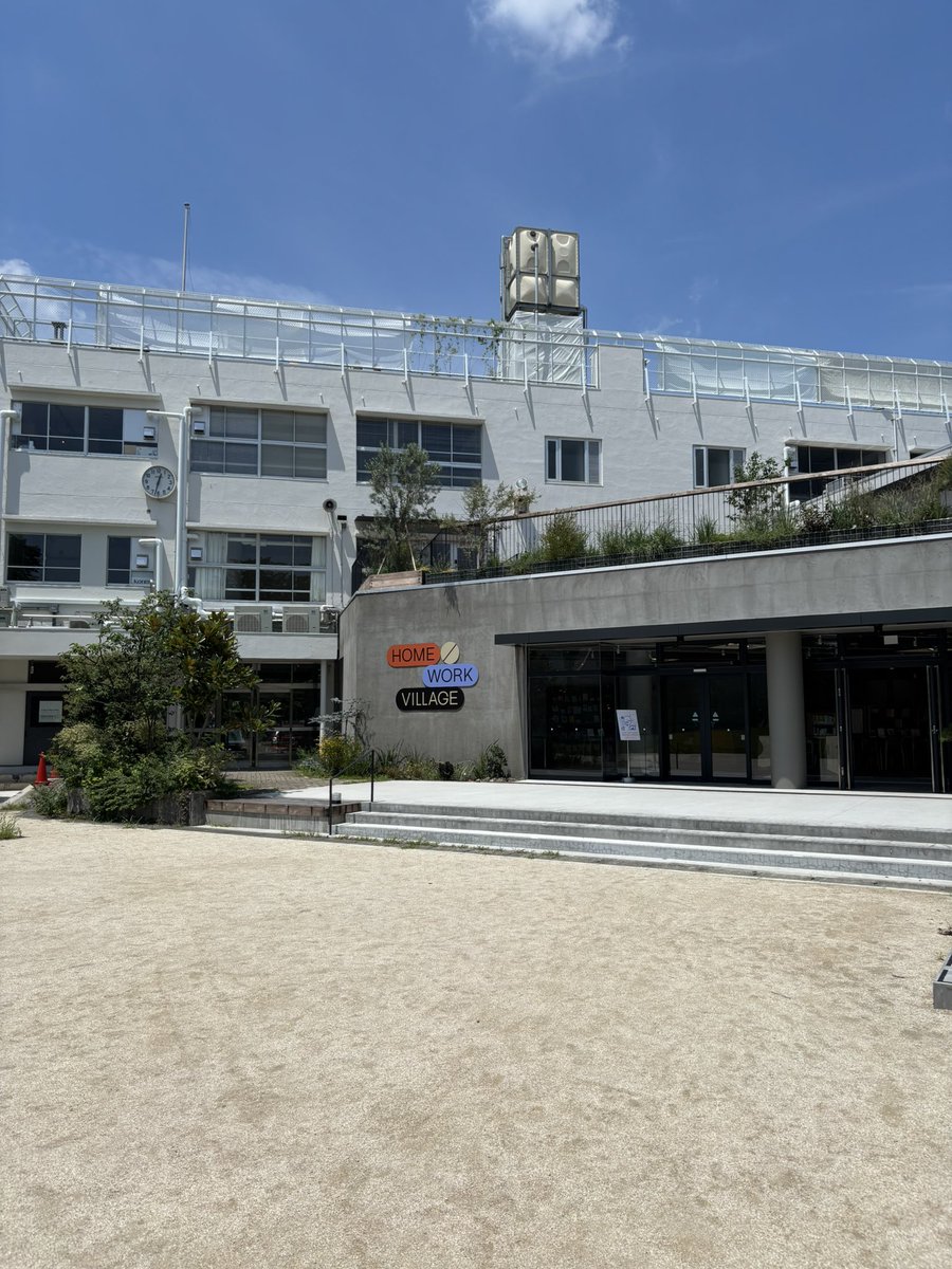 ISUTA_JP's tweet image. 東京・池尻大橋にある、旧世田谷区立池尻中学校跡地がリノベされて誕生した「HOME/WORK VILLAGE」って知ってる🏫？

新たに飲食＆物販の14店舗がオープンして、ますます話題のスポットに✨

人気酒場ニューマルコの系列店のほか、お花屋さんや本屋さんなど、充実したラインナップ◎ ぜひ行ってみて。