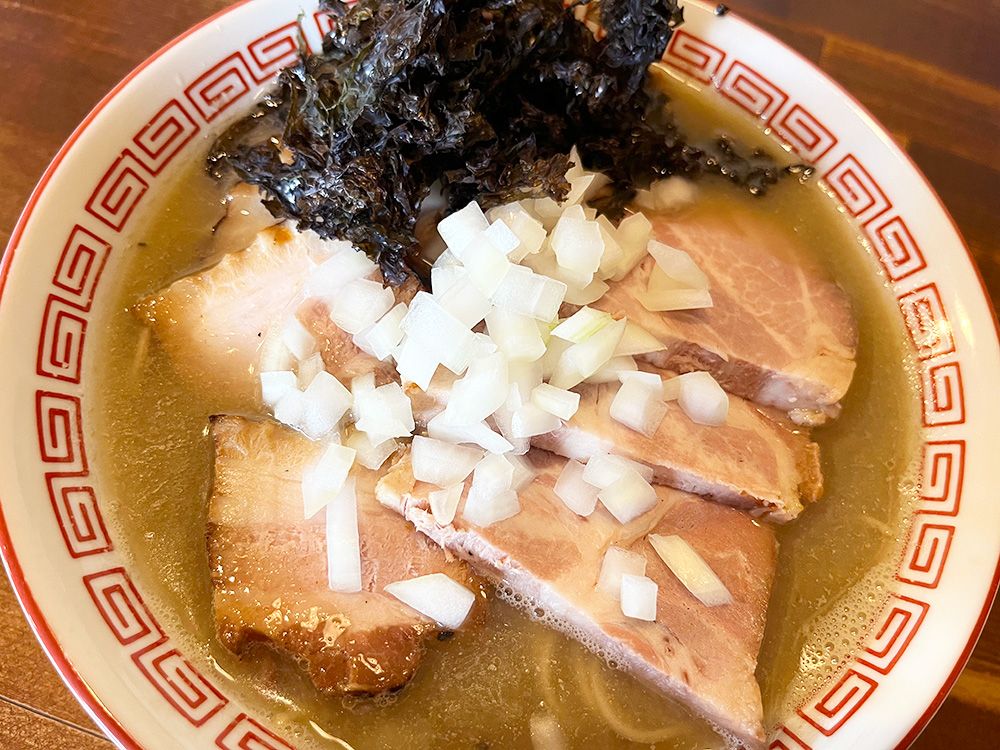 ankoomori's tweet image. 登米市にピザ職人が作る、絶品ラーメンを提供するお店があるの🍕薪窯ピッツァ「ズッケロ」さん✨時々提供していたラーメンが人気過ぎて、ピザの方をお休みしてラーメンを提供しているみたい🍜外観はお洒落なイタリアンなんだけど😅こちらが肉煮干しそばで、個人的に県内トップ3に入る美味しさでした💕
