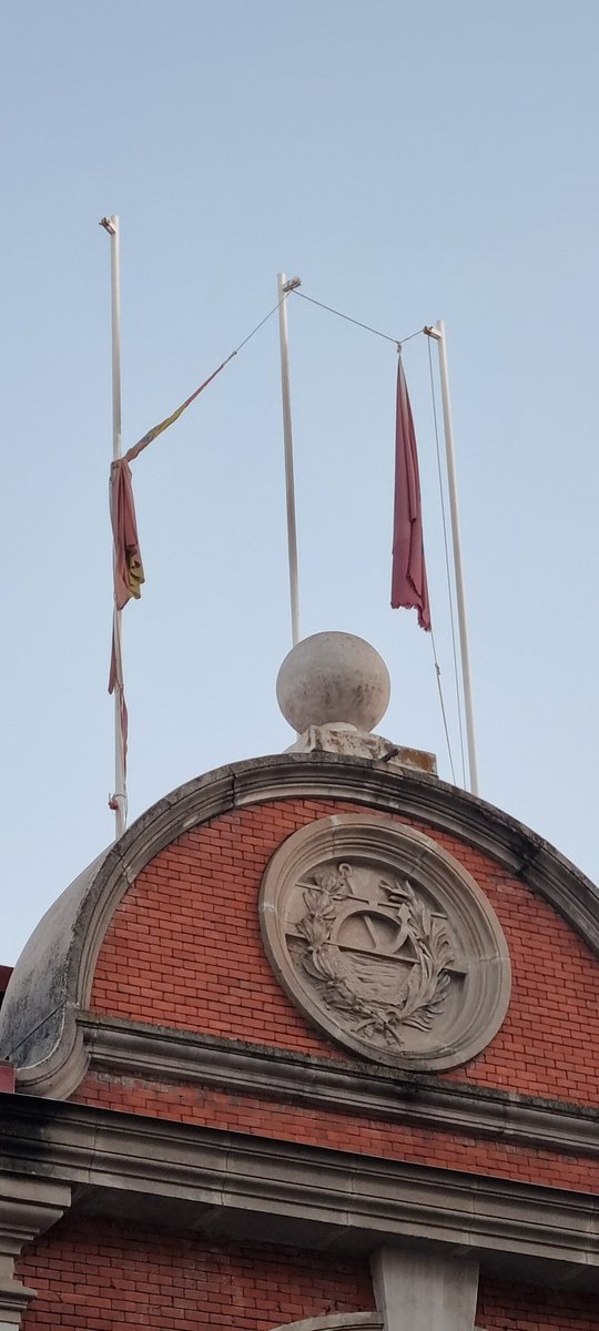 lmbcomlmb's tweet photo. @carlosizqtorres @MADRID @JMDCarabanchel @Lineamadrid Buenos dias. La banderas del Centro Municipal de Mayores Goya ( C/Alfredo Aleix 3 ). Ya puse reclamacion el 25 de marzo. Siguen igual a 28 de Julio. Vergonzoso. https://t.co/SRkKOI22Pl
