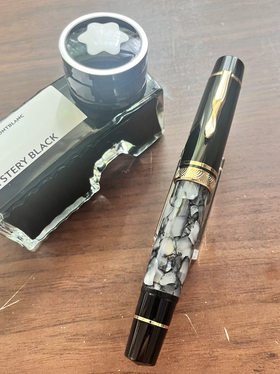 ヘミングウェイ＋デュマを2で割ったデザインのパチモン万年筆を購入しました✒️

本来2本買えば50万円越えですが、こちらのパチモンは99%引きの5000円で購入できました😌

吸入式、鉄ペンです。
ニブはモンブラン149とほぼ同じサイズで満足🥰

少し高級な万年筆をお探しの方に超おすすめです✨️