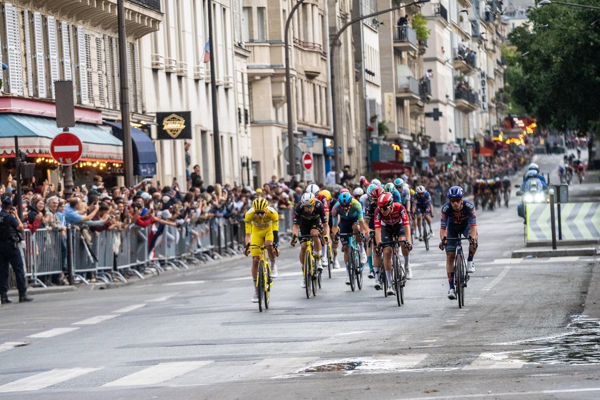 Mairie du 17e (@mairie17) on Twitter photo Une première historique à #Paris17 ! 🚴♂️📍
Hier, pour la toute première fois, <a href="/LeTour/">Tour de France™</a> est passé par le boulevard des #Batignolles 🤩
🌧️👏 Malgré la pluie, l'ambiance était au rendez-vous tout le long de la boucle #Montmartre ! 💛
#TourDeFrance2025 #Cyclisme #TDF2025 #Cycling Une première historique à #Paris17 ! 🚴♂️📍
Hier, pour la toute première fois, <a href="/LeTour/">Tour de France™</a> est passé par le boulevard des #Batignolles 🤩
🌧️👏 Malgré la pluie, l'ambiance était au rendez-vous tout le long de la boucle #Montmartre ! 💛
#TourDeFrance2025 #Cyclisme #TDF2025 #Cycling