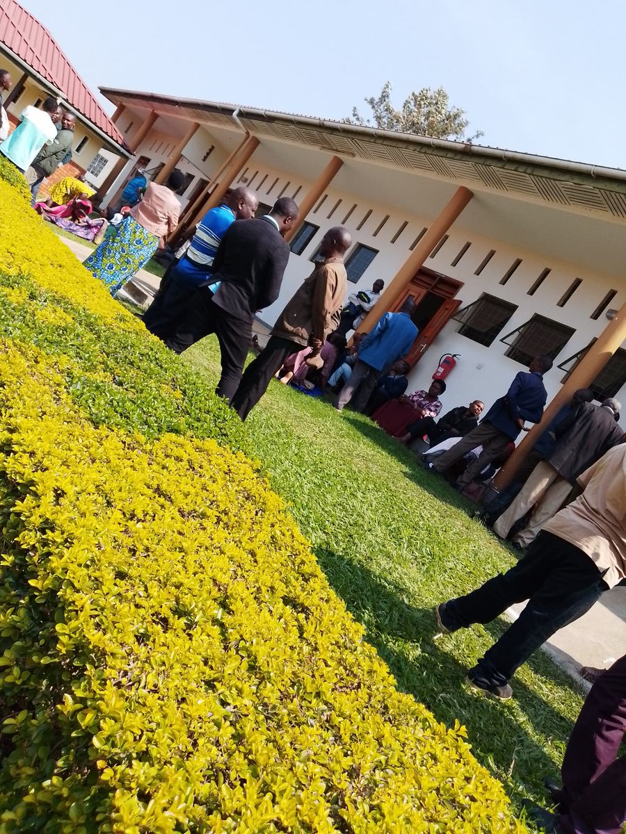 parrotsug's tweet image. Residents from Rubabo on @TeamBobRugonde at the Rukungiri Magistrates court today waiting for the ruling set at 2pm. They vow that justice for their candidate must prevail.
#ParrotsUpdates