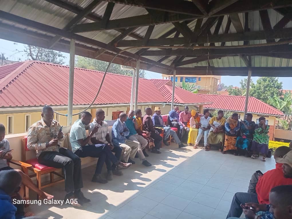 parrotsug's tweet image. Residents from Rubabo on @TeamBobRugonde at the Rukungiri Magistrates court today waiting for the ruling set at 2pm. They vow that justice for their candidate must prevail.
#ParrotsUpdates