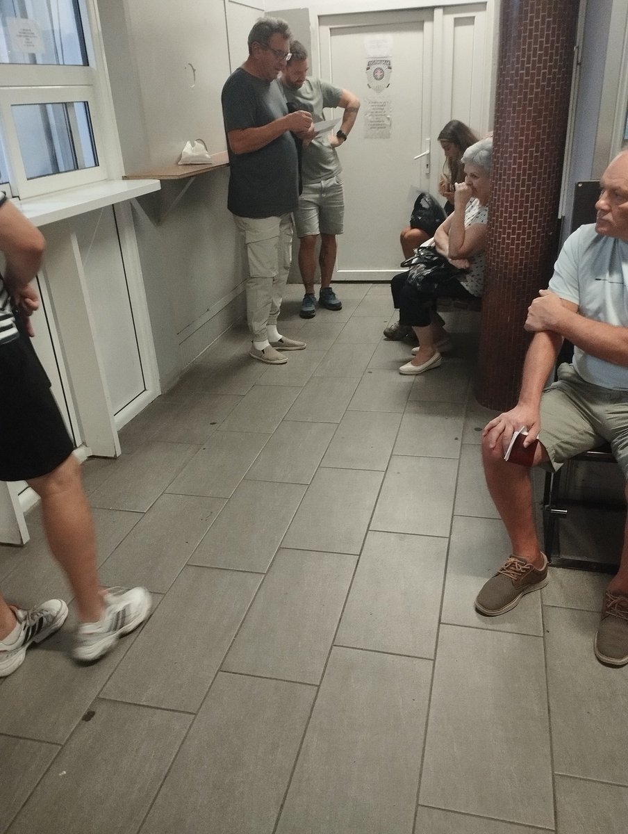 SinjorZ1's tweet image. Došo u miliciju da pokupim nova dokumenta ovde gužva a vlaga u ovaj podrum katastrofa. Čukarica ima 400 000 stanovnika i dva šaltera 🙄