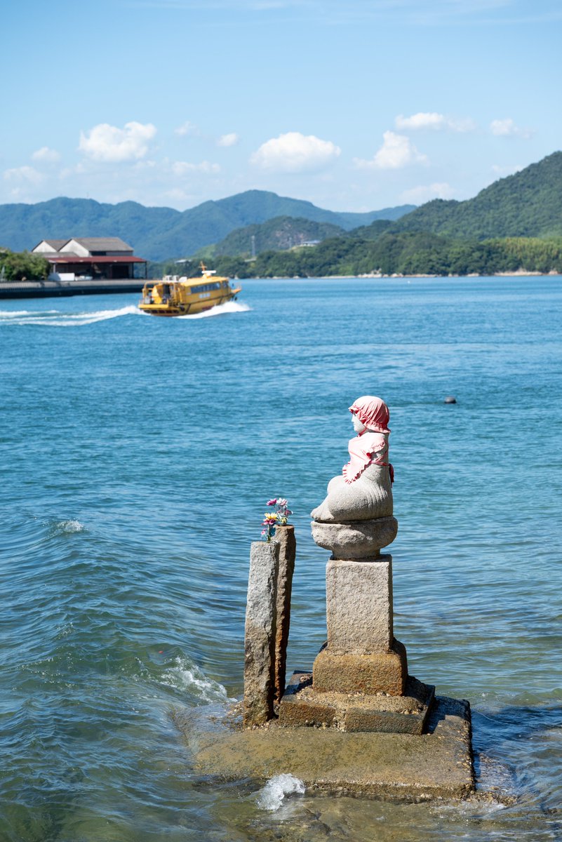 ononavi's tweet image. 尾道・生口島(瀬戸田)の夏風景です
海にはまぶしいくらいの夏空が映し出されていました
#onomichi #尾道 #しまなみ海道