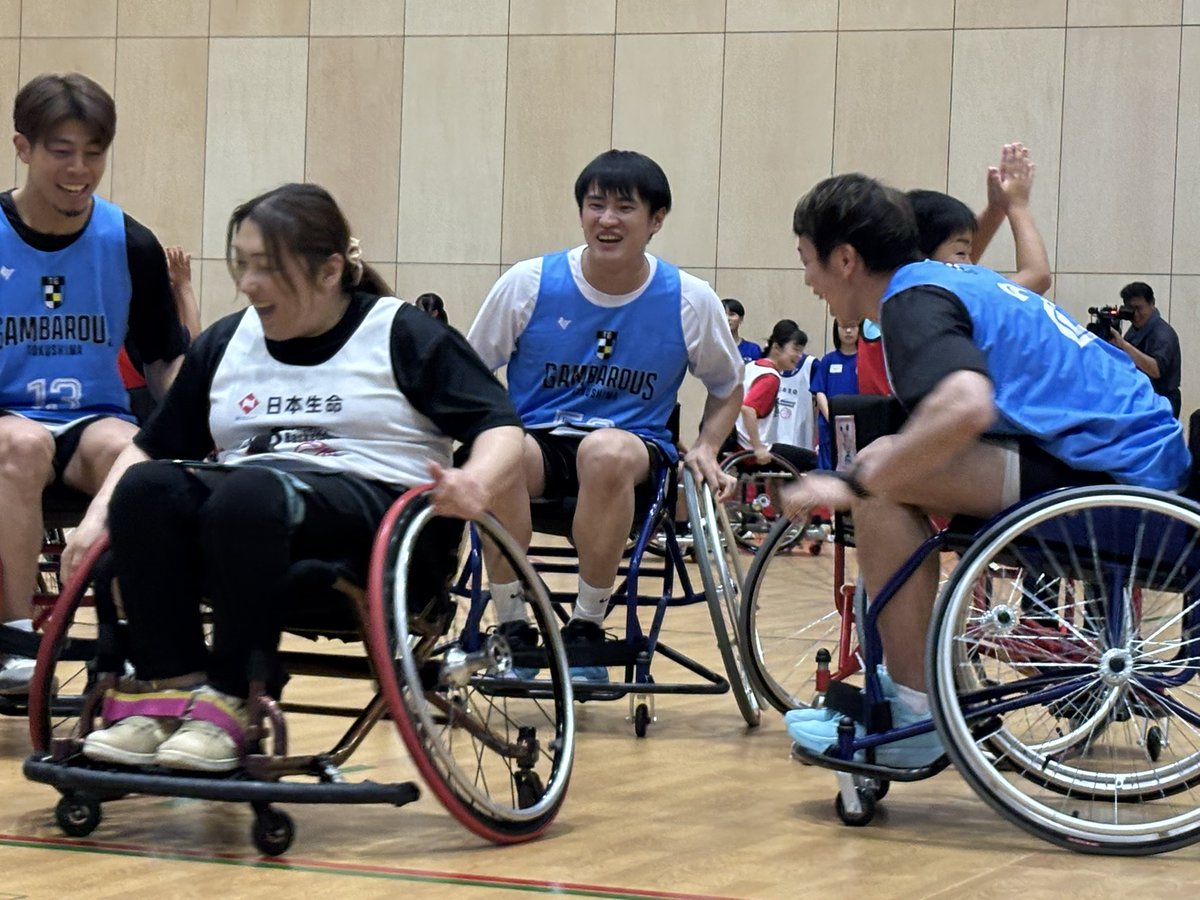 GAMBAROUS's tweet image. #日本生命 様主催の #車いすバスケットボール 体験・バスケ教室イベントに #塚本雄貴 選手、#松本礼太 選手、 #岩松永太郎 選手、#青山晃也 選手が参加しました✨️
選手たちも #北間優衣 選手ご指導の元、車いすバスケットボールにチャレンジ!
とても楽しんでいました🏀…