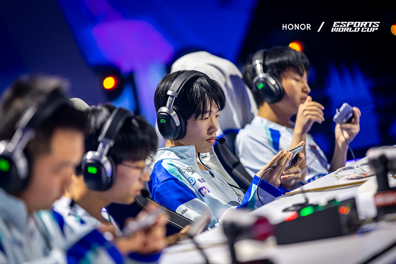 Honorglobal's tweet photo. Big cheers to Team https://t.co/R4LiryPZK1 for their stunning win at the Honor of Kings championship during @EWC_EN .
With intelligence and speed powered by HONOR Magic7 Pro, they claimed the ultimate prize! https://t.co/AzruRMsNf7