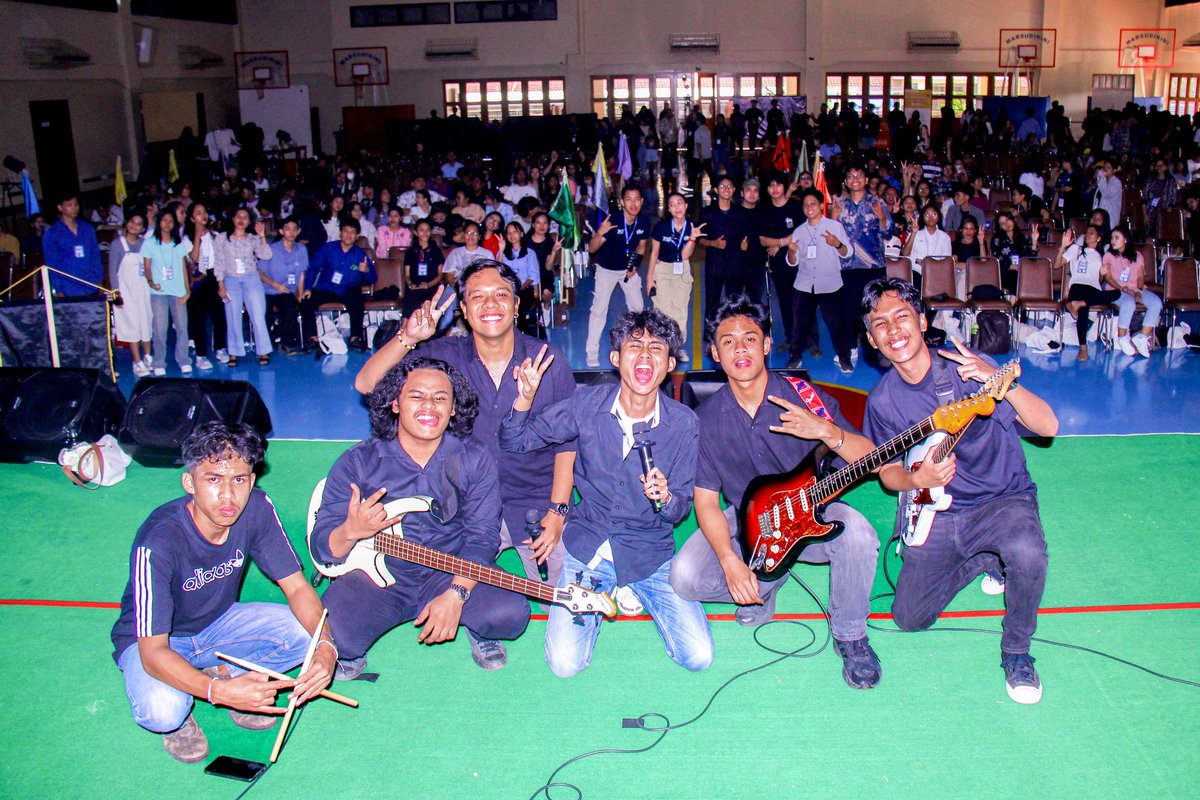 10 mins performance turned into a core memory 💥😭

thank you for the warm welcome, the love, and the energy — y’all made it unforgettable.

Barsons felt the love fr 🫶🏻

📸: jomm 2025 &amp; Dhika Ramadhan