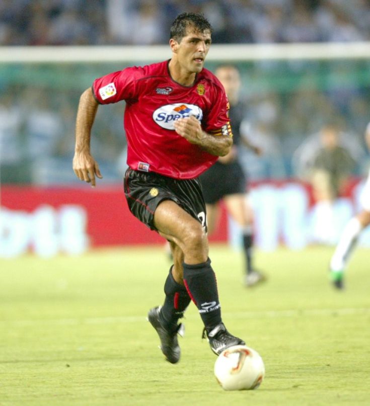 testimmallorca's tweet image. Molts d'anys Miquel Àngel Nadal!🎂
L'històric jugador del @RCD_Mallorca compleix 5️⃣9️⃣ anys
El seu bagatge amb la camiseta mallorquinista és ample (@PonsBibiloni🖊️)
3️⃣4️⃣8️⃣ partits disputats ❤️🖤
Campió de Copa 2️⃣0️⃣0️⃣3️⃣ 🏆
Subcampió Copa 1️⃣9️⃣9️⃣1️⃣ 🥈
Ascens a Primera 1️⃣9️⃣8️⃣9️⃣ ⬆️