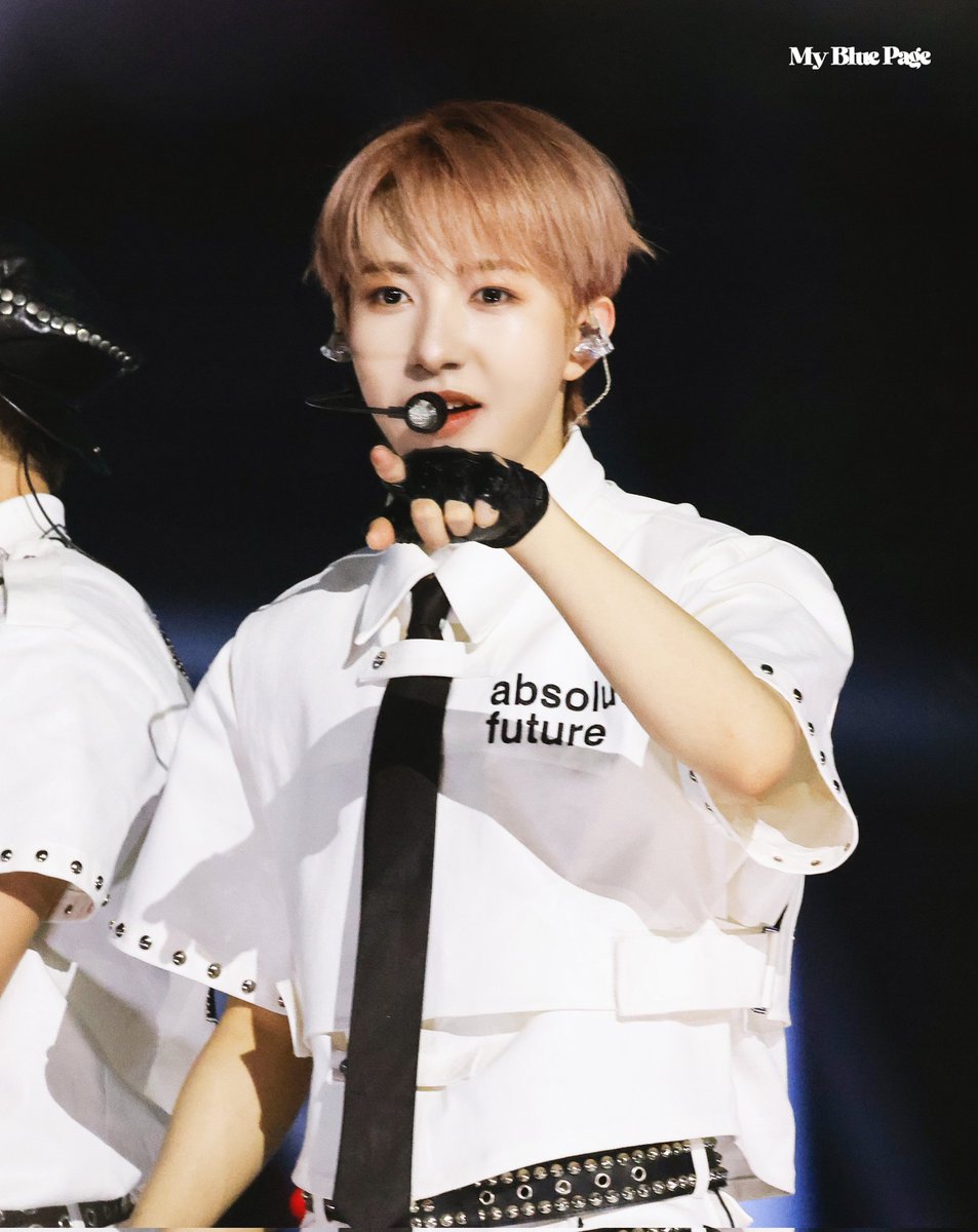 MyBluePage's tweet image. ☺️

250727 가요대전
#런쥔 #RENJUN