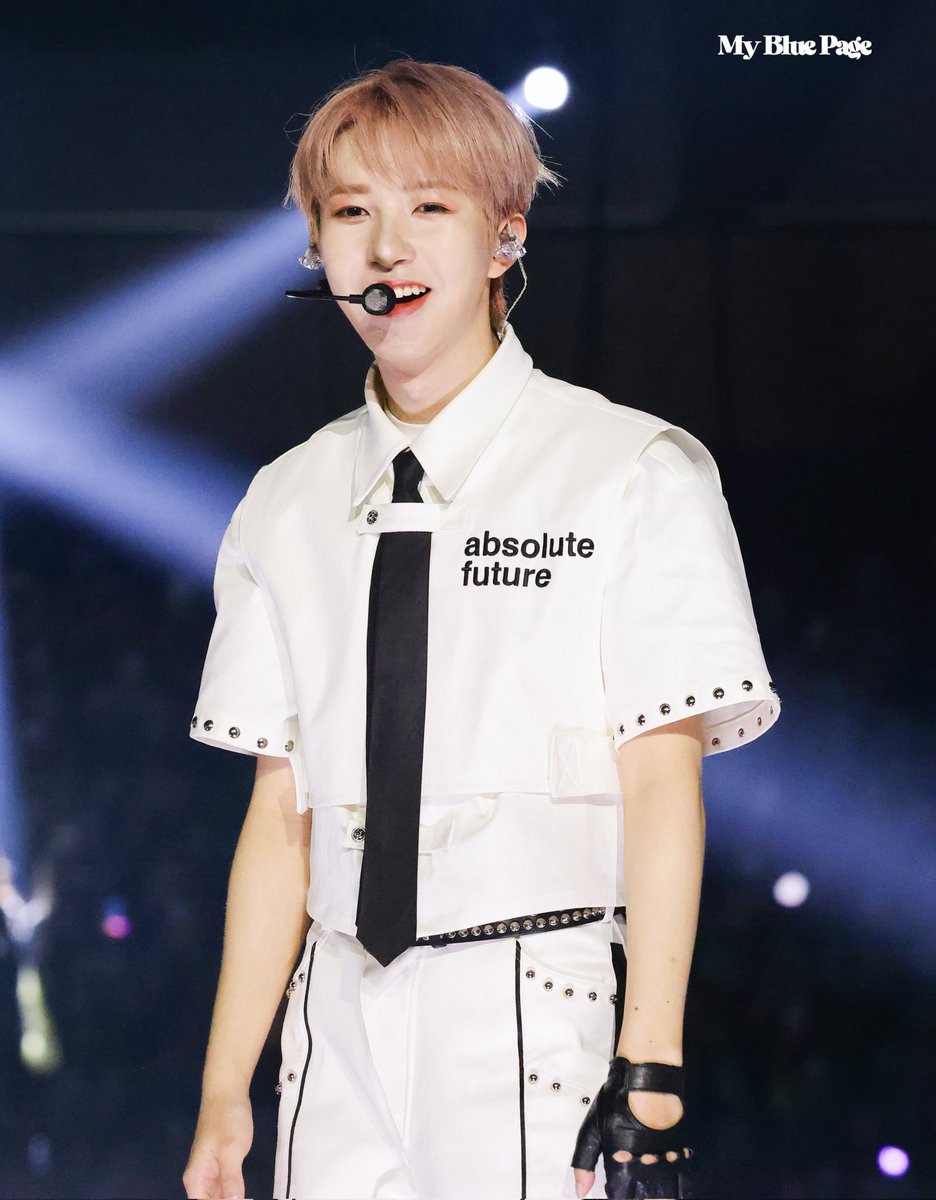 MyBluePage's tweet image. ☺️

250727 가요대전
#런쥔 #RENJUN