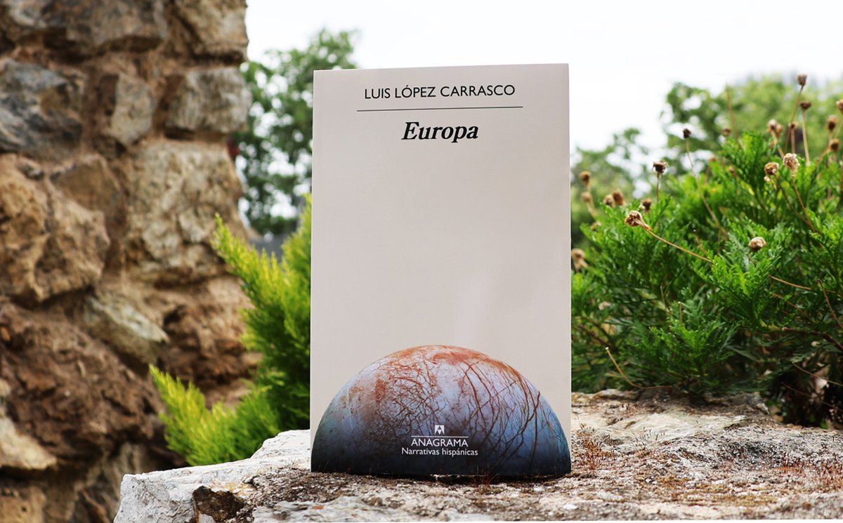 AnagramaEditor's tweet image. "Me planteo la ciencia ficción como un método para exagerar la realidad y en esa exageración (o aceleración) descubrir inercias colectivas. Un buen amigo me dijo que 'Europa' era una fantasía realista."
Una entrevista con Luis López Carrasco en @el_pais: elpais.com/babelia/2025-0…