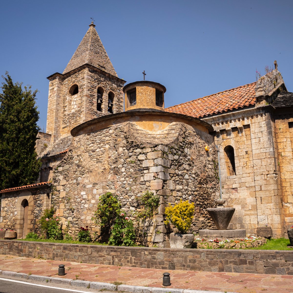 RipollesTurisme's tweet photo. 🌿Llanars és un poble on la vall s’obre i la llum passa per arreu. El Ter recorre el municipi amb rierols en un entorn rural i pirinenc. El nucli històric s’estructura a partir de l’església de Sant Esteve. Visiteu-la en 3D a https://t.co/VP39XKCYTf ⛪#llanars #ripollesturisme https://t.co/rCstMn6bC2