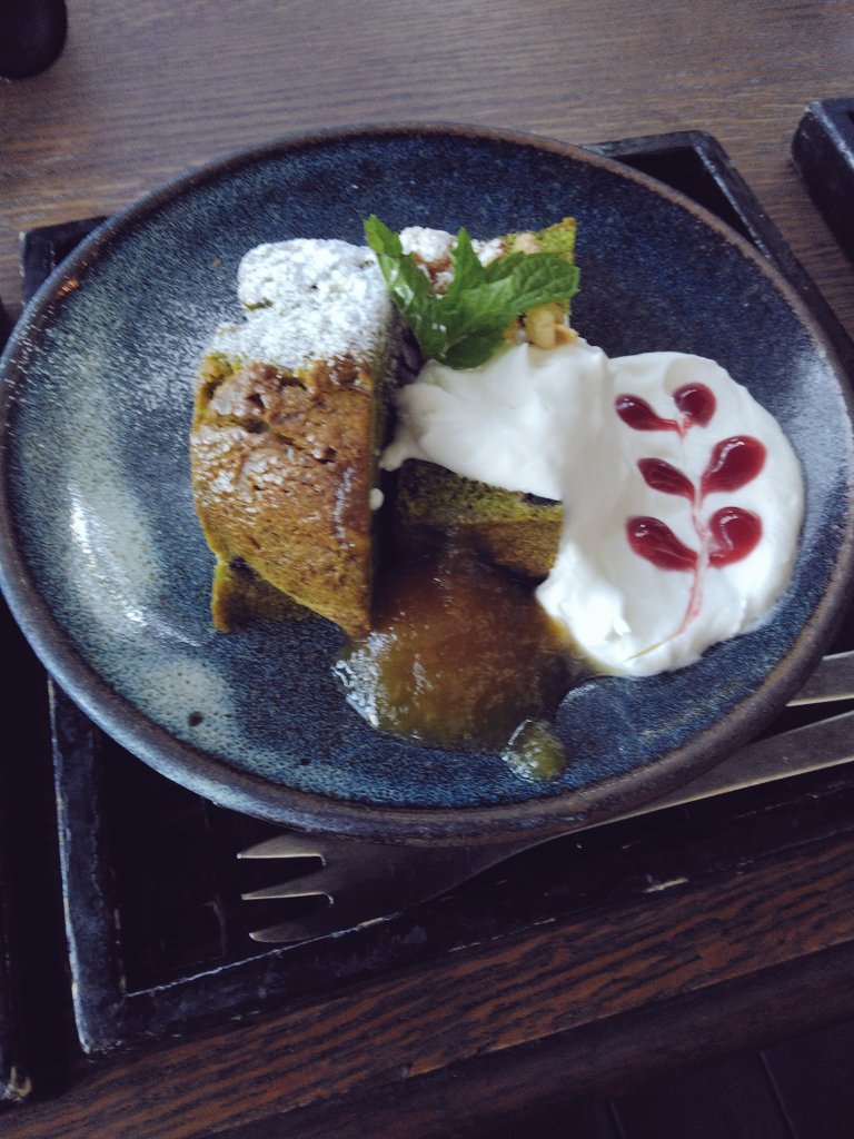 今日は休みでカフェ行ってきた
ここ来るの2回目笑
いつも混んでたけど、今日は少し待つだけで入れてよかったw
雰囲気もよくて、ケーキも美味しい🤤
夜はバーになるらしいから、また来たいな😆