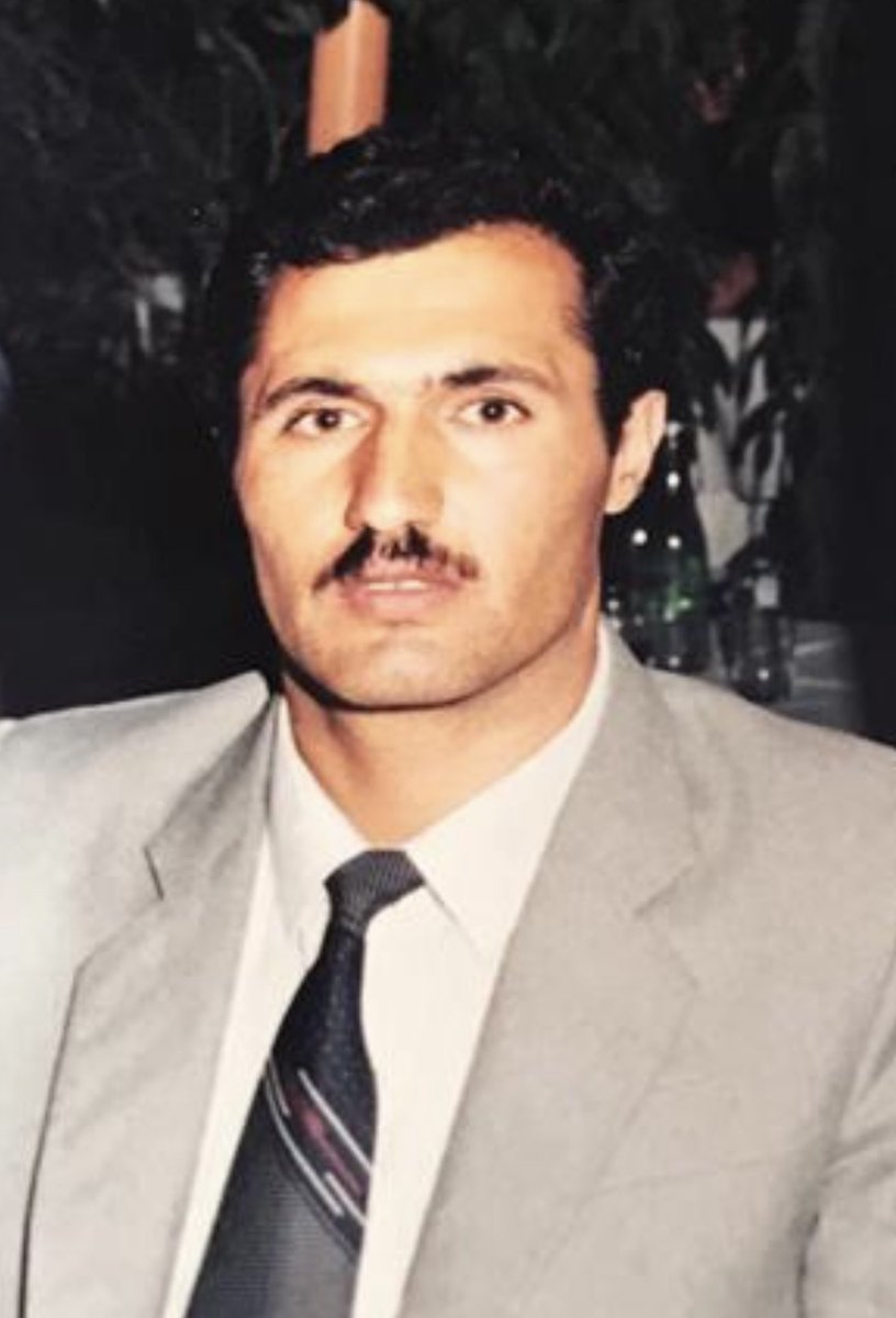 SavciSayan's tweet image. ✅”Süreyya Abimin Ardından – Kırkıncı Gününde”
Kırk gün oldu…
Zaman geçti diyorlar, ama ben hâlâ “birazdan gelir” diyerek bekliyorum seni.
Birazdan kapı açılır sanıyorum,
o tanıdık bakışla içeri gireceksin diye…
1980’de, küçücük bir çocuktum ben…
Babamızı toprağa…