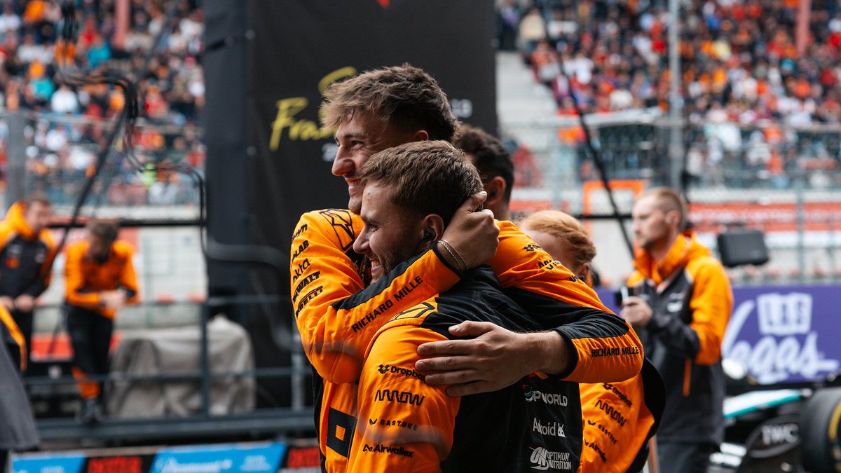 We need a new cover photo after that special weekend 🤩

But, we need you to pick one from these four photos ⤵️

#McLaren | #BelgianGP 🇧🇪