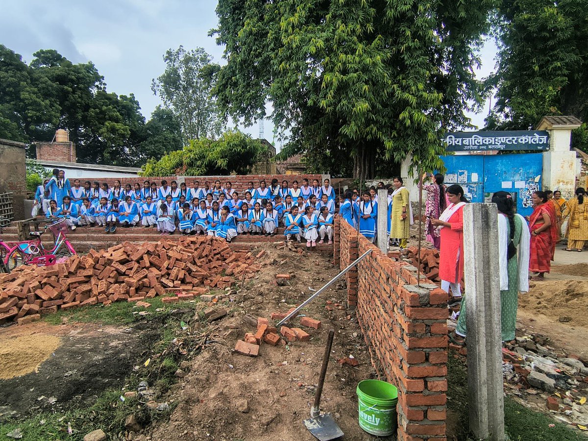 bstvlive's tweet image. 🚨बलरामपुर : कॉलेज के बगल बन रहा सेल्फी पॉइंट🚨

🆔 छात्राओं ने किया विरोध प्रदर्शन
🕵️‍♂️ छात्राओं ने साइकिल स्टैंड बनाने की मांग की
📍 राजकीय बालिका इंटर कॉलेज की छात्राएं
📍 उतरौला नगर पालिका क्षेत्र का मामला

#Balrampur #StudentsProtest #SelfiePoint #EducationNews