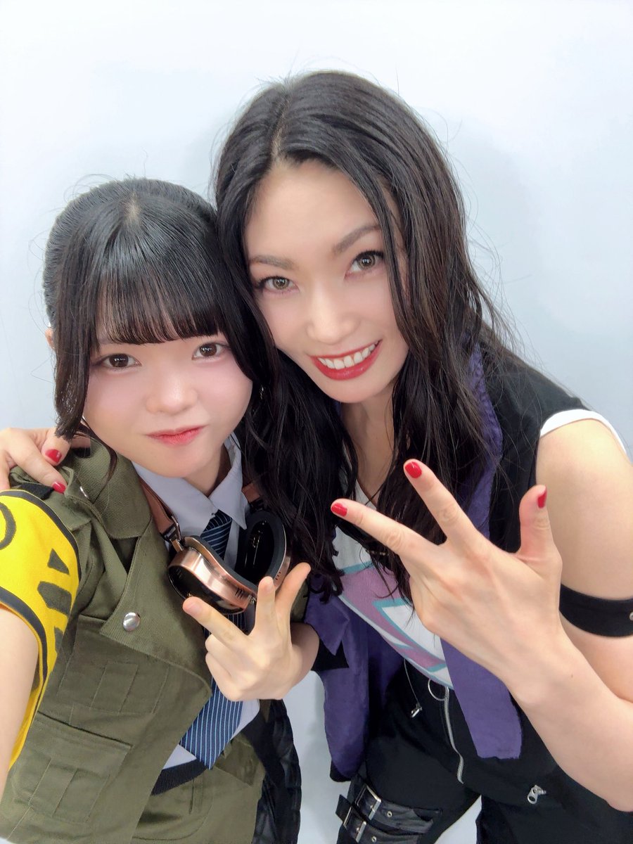 shuri_togetoge's tweet image. 遅ればせながら！
調印式後にお写真撮っていただきましたー！！
憧れのお二方とツーショット……これは……夢………？？😭😭
対バン超超超たのしみだよ‼️‼️‼️😭😭😭👊👊🔥🔥🔥🔥🔥
#RAISEASUILEN #トゲナシトゲアリ