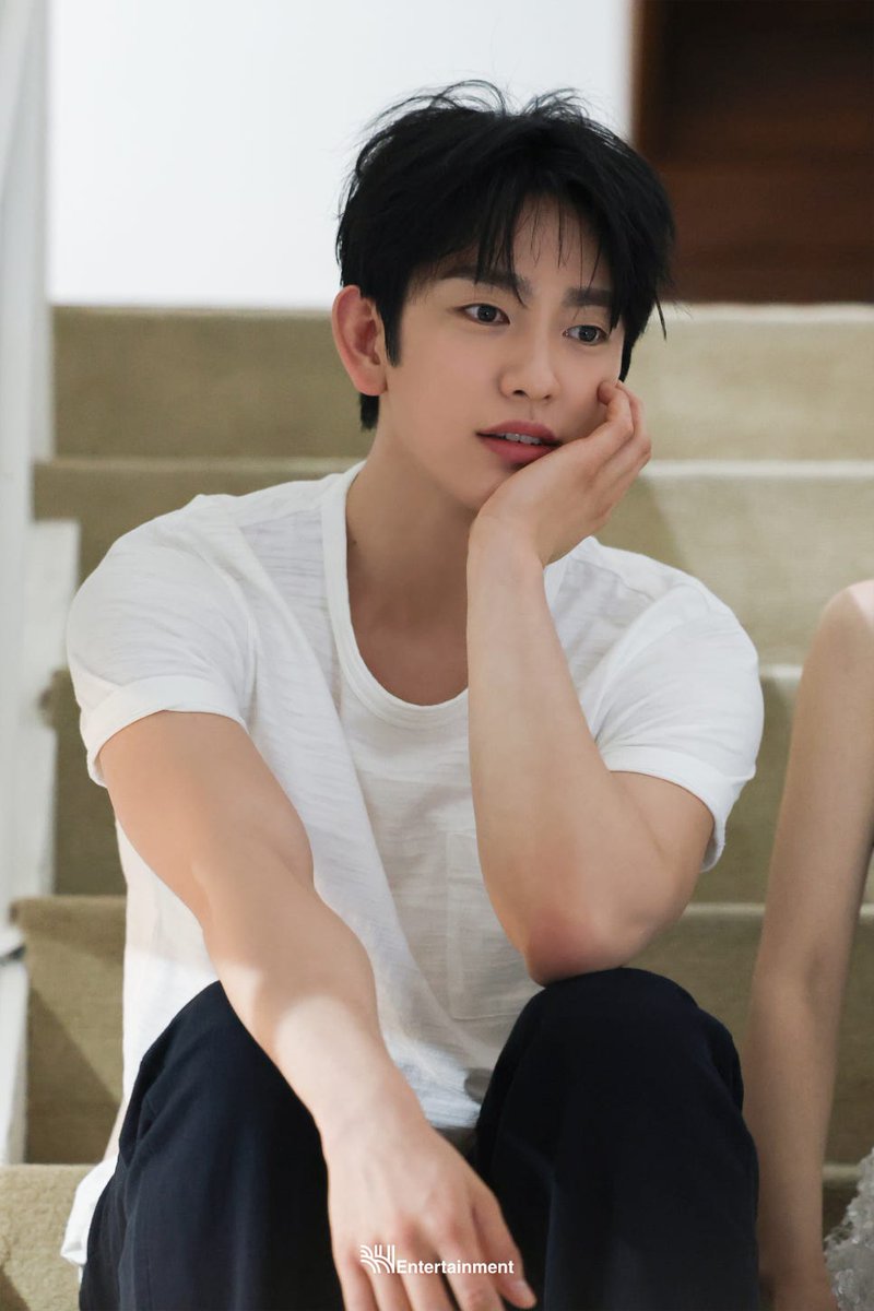 withjinyoung922's tweet image. 얼굴미쳣슨 ,,