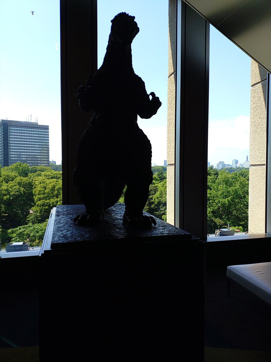 junit's tweet image. 映画『ゴジラ(1984)』：所用で中央区付近で空き時間をどうにかしようと検索したらちょうどTOHOシネマズ日比谷で上映してたので。配信ではたまに観てたけど、スクリーンで観るのは公開当時以来か。アナログな特撮の本物の水や炎はやっぱりいいよね。(写真：劇場ロビーのゴジラ像) #逆光は勝利