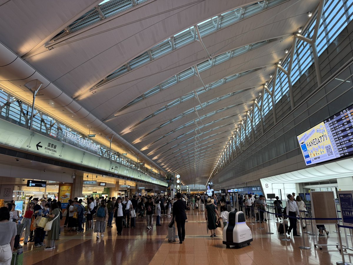 classic13b654x2's tweet image. 空港着いた👾