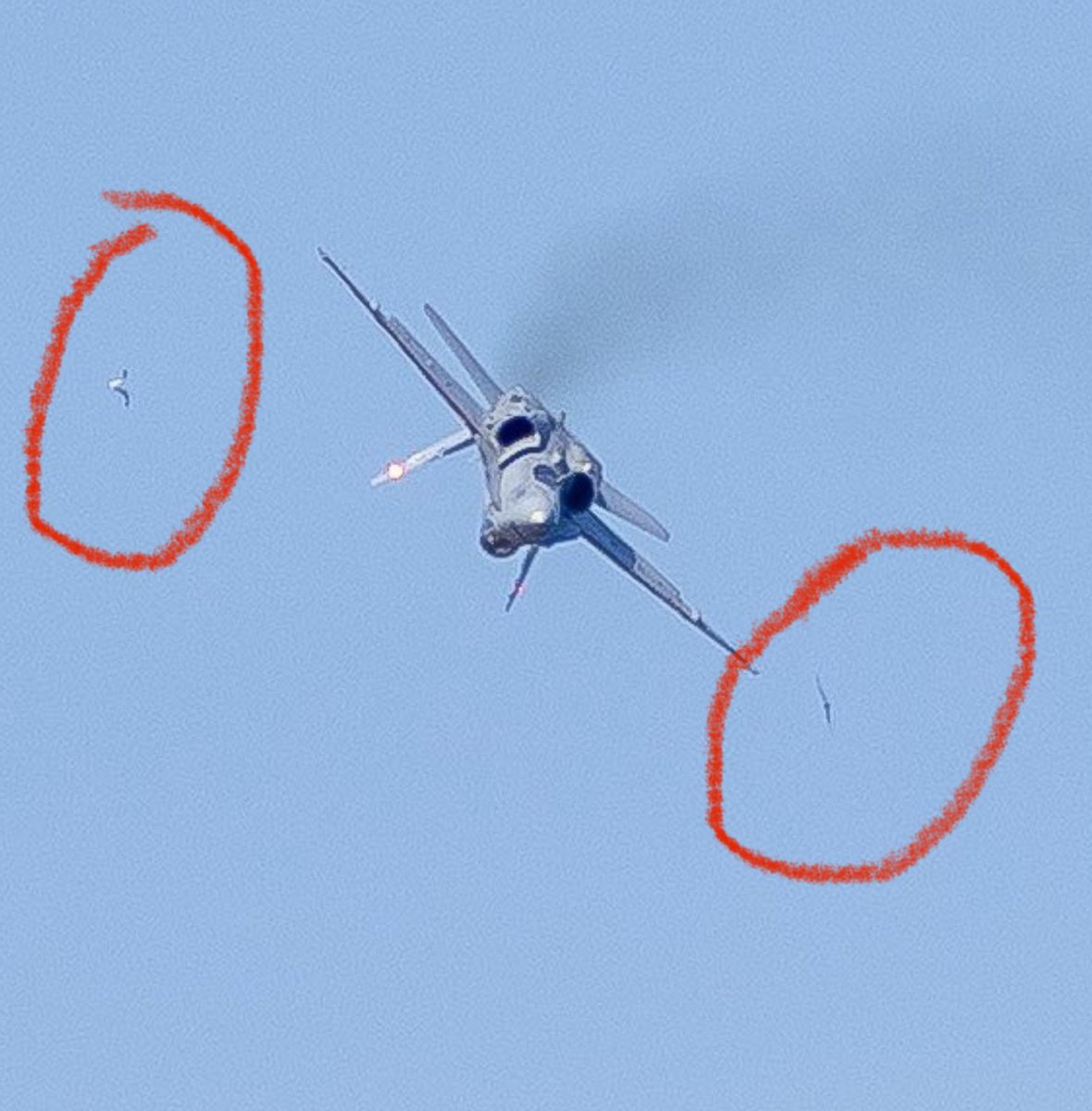 jpartej's tweet image. En modo acrobático Red Bull. Un artista ese piloto esquivando problemas, todo hay que decirlo.