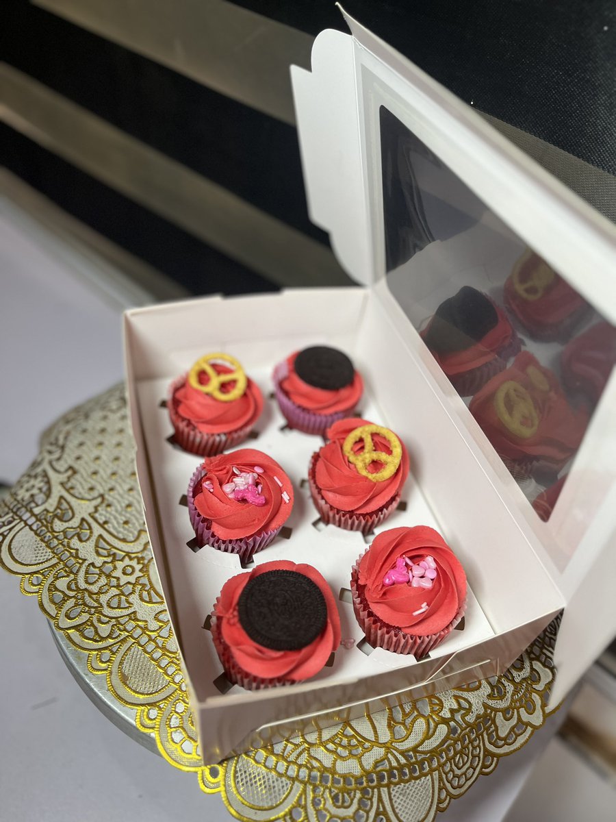 Chloecakesndmre's tweet image. Need ideas for girlfriend’s day gifts??

Include our sumptuous box of 6 cupcakes 
Price: NGN10,000

Location is Ibadan 
F4: 16,500