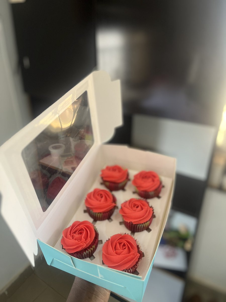 Chloecakesndmre's tweet image. Need ideas for girlfriend’s day gifts??

Include our sumptuous box of 6 cupcakes 
Price: NGN10,000

Location is Ibadan 
F4: 16,500
