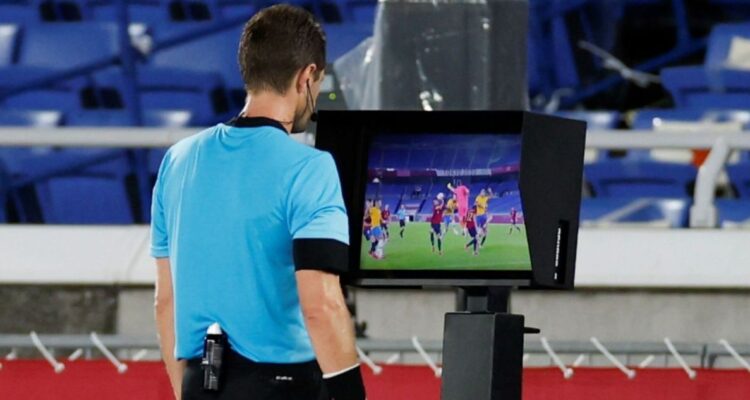 El Partidazo de COPE (@partidazocope) on Twitter photo 💥 Informa <a href="/partidazocope/">El Partidazo de COPE</a>
✅ Aprobado el VAR 'low cost' (FVS) en 1ª RFEF para esta temporada
📺 El árbitro revisará tras petición de los entrenadores
2⃣ Revisiones por equipo; si aciertan, las conservan
📅 En la Liga F podría aprobarse esta semana
📻 #PartidazoCOPE 💥 Informa <a href="/partidazocope/">El Partidazo de COPE</a>
✅ Aprobado el VAR 'low cost' (FVS) en 1ª RFEF para esta temporada
📺 El árbitro revisará tras petición de los entrenadores
2⃣ Revisiones por equipo; si aciertan, las conservan
📅 En la Liga F podría aprobarse esta semana
📻 #PartidazoCOPE