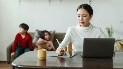 💻 L'#IA vous libère-t-elle ou vous pousse-t-elle vers la précarité ? 

📣 Nouvelle étude sur 31 pays 🇪🇺 : si l'IA ouvre des opportunités aux travailleurs qualifiés, elle force souvent les - rémunérés vers un #travail indépendant précaire.

📝 Décryptage : tinyurl.com/cd6s2xet