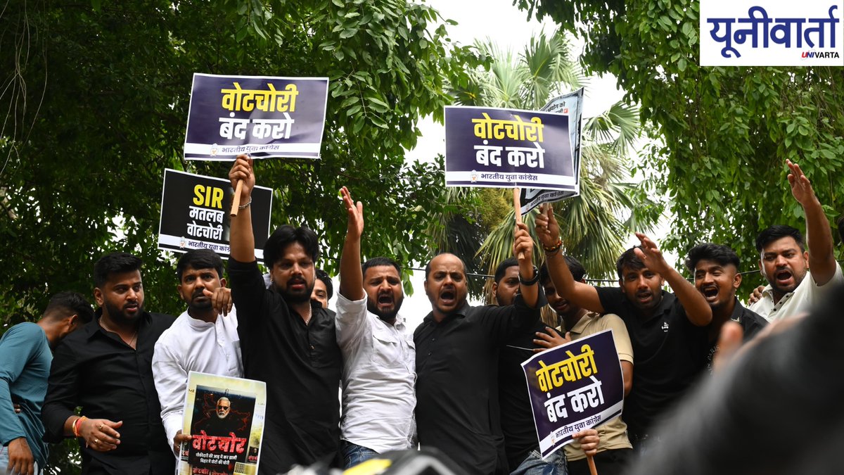 univartaindia1's tweet image. #InPhotos |युवा कांग्रेस कार्यकर्ताओं ने आज दिल्ली में बिहार में चुनाव आयोग द्वारा कराई जा रही विशेष सघन पुनरीक्षण (SIR) प्रक्रिया के खिलाफ प्रदर्शन किया। 

(📸:  Ranjan Dimri / UNI)

@INCIndia | @IYC | #YouthCongress | #SIRProtest | #ElectionCommission | #BiharPolitics |…