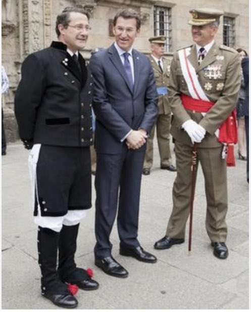 VinculeiroO's tweet image. Que vergüenza la Goretti ir con un traje de gallega modernizado a una recepción oficial, están locos estos bloqueiros!!.
