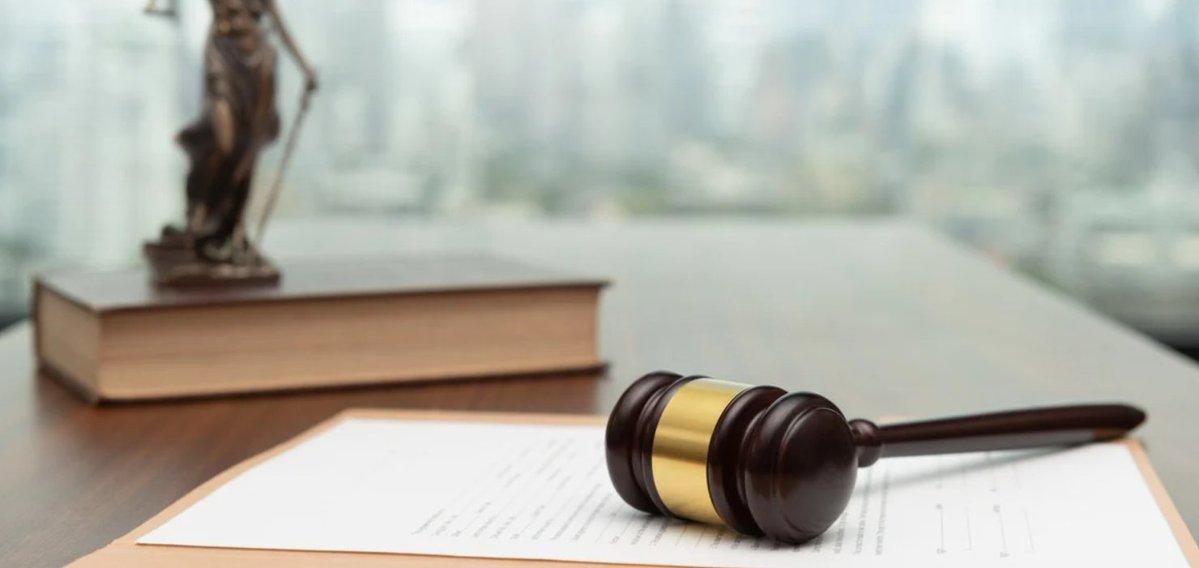 بعد تردد مصطلح "Bail-in" في النقاش العام، أي تحويل الودائع إلى أسهم في المصارف المتعثرة، كوسيلة محتملة لإعادة هيكلة القطاع المصرفي، تطرح التساؤلات حول شرعية أي إجراء من هذا النوع في ظلّ غياب الإطار التشريعي اللازم.

فهل يحق للمصارف تحويل الودائع إلى أسهم "Bail-in" من دون وجود