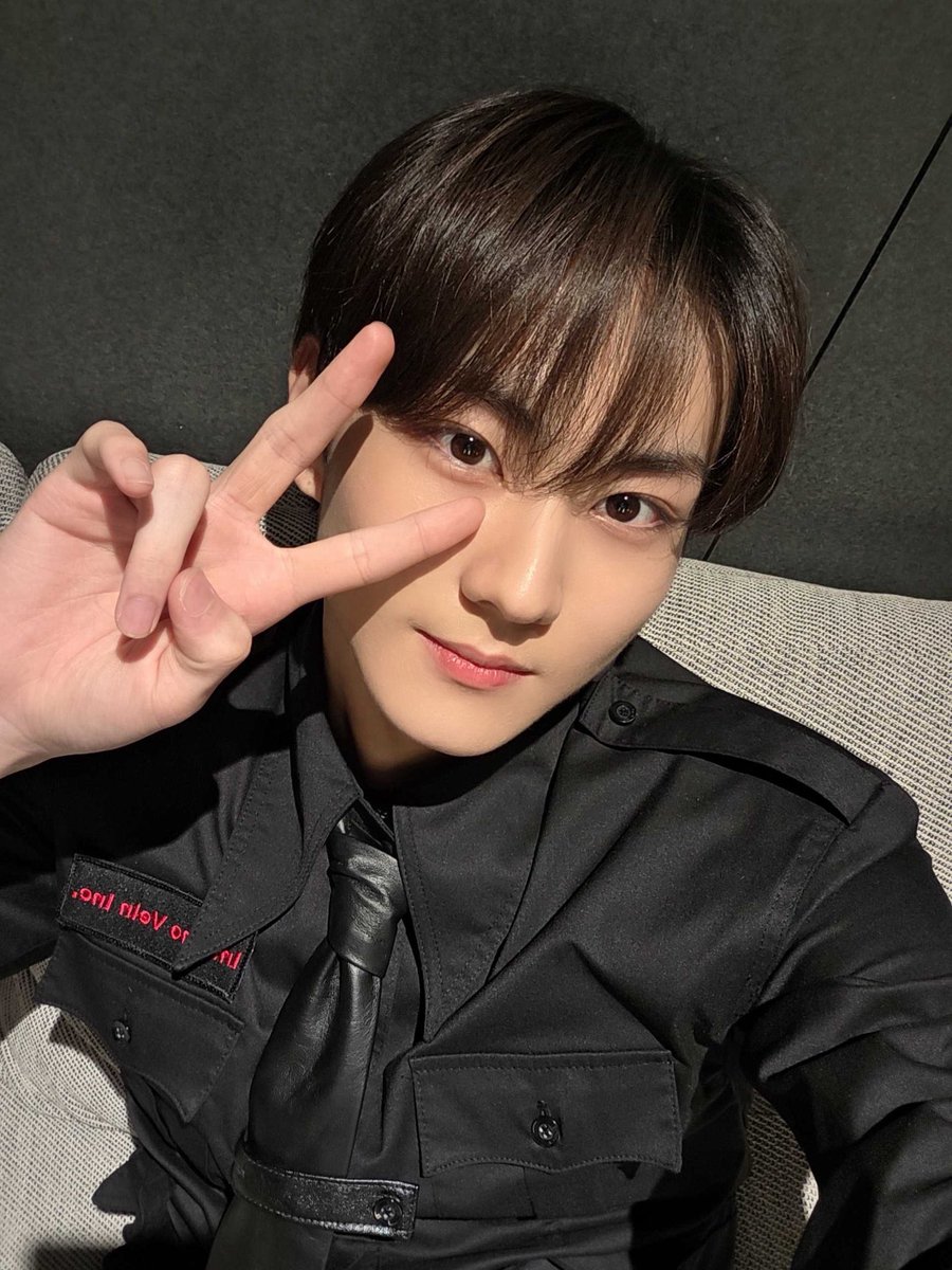 dionyjoonz's tweet image. hey.. today felt so hard that felt the pain on my chest.. but it fades away the moment you’re coming🥹 jungwon, i love you so much. i mean it. i love you..