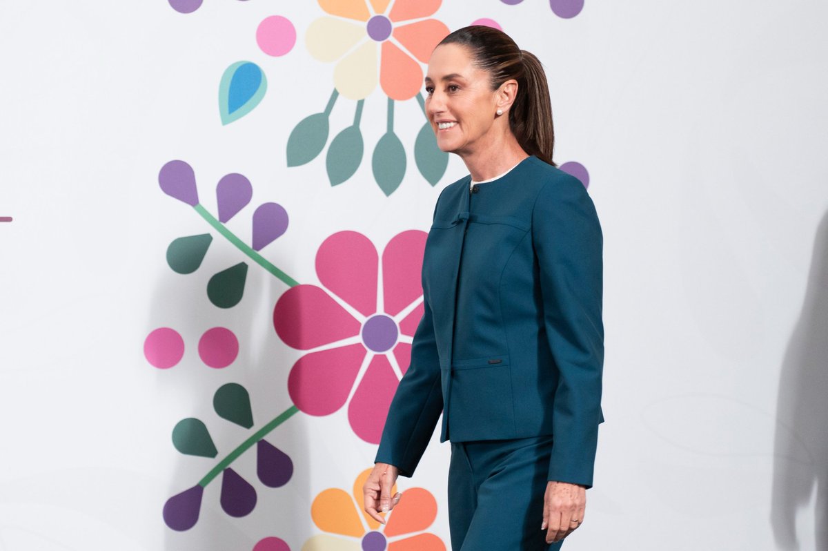 JesusRCuevas's tweet image. “Stiglitz critica mucho el neoliberalismo y tiene una visión distinta”, comentó la presidenta @Claudiashein.
Señaló que seguirá dando ejemplo al mundo con nuestro modelo.“La economía de México está bien, el modelo se llama humanismo mexicano; es justicia social y da resultados”.