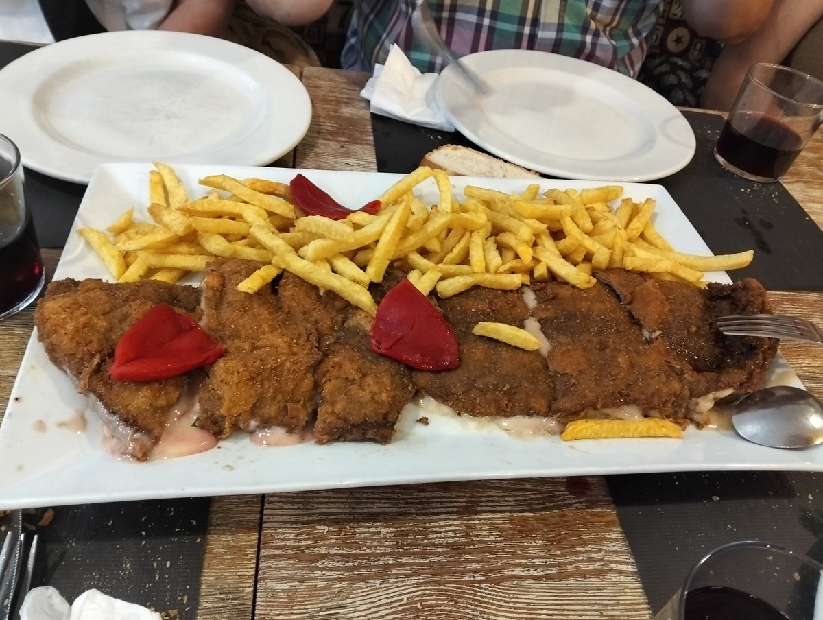 atrapas2828's tweet image. Sabes q un cachopu ye asturianu cuando rebosa quesu por tó los laos 🤤🤤🤤