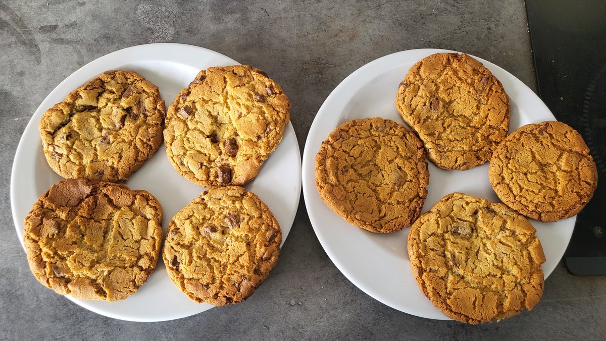Inoshi_Bacon's tweet image. I tried making cookies for the first time ever 
They expended a bit more than i expexted 
But for a first time i&apos;m proud of me 

Waiting for them to cool and i&apos;ll tell you if they are good !