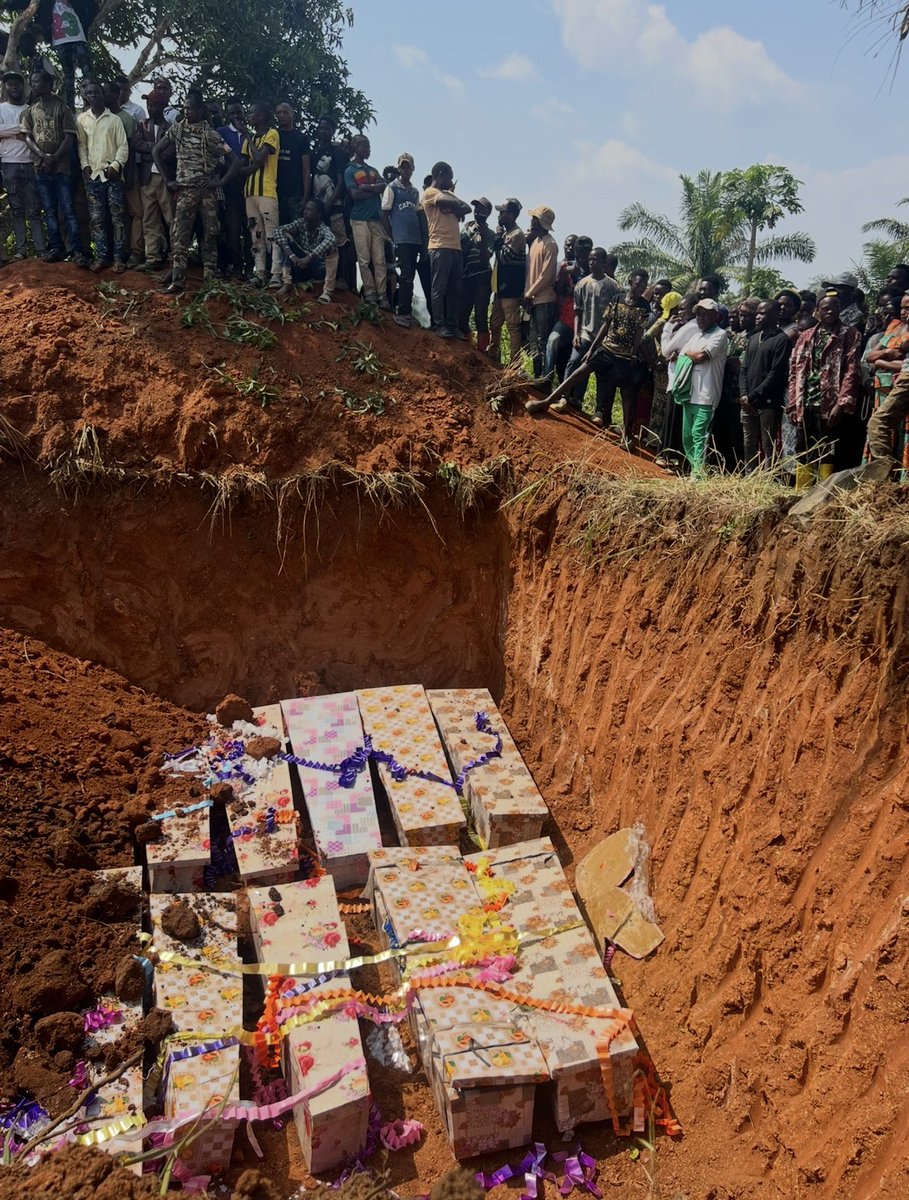 LeSommierRgis's tweet image. EXCLUSIF 
Obsèques cet après-midi des trente paroissiens catholiques assassines à la machette samedi pendant l’office du soir à Komanda/RDC.
Moment terrible pour cette communauté, victime d’un groupe armée ougandais « Adef Nalu » lié à l’Etat Islamique.

Omerta était présent…